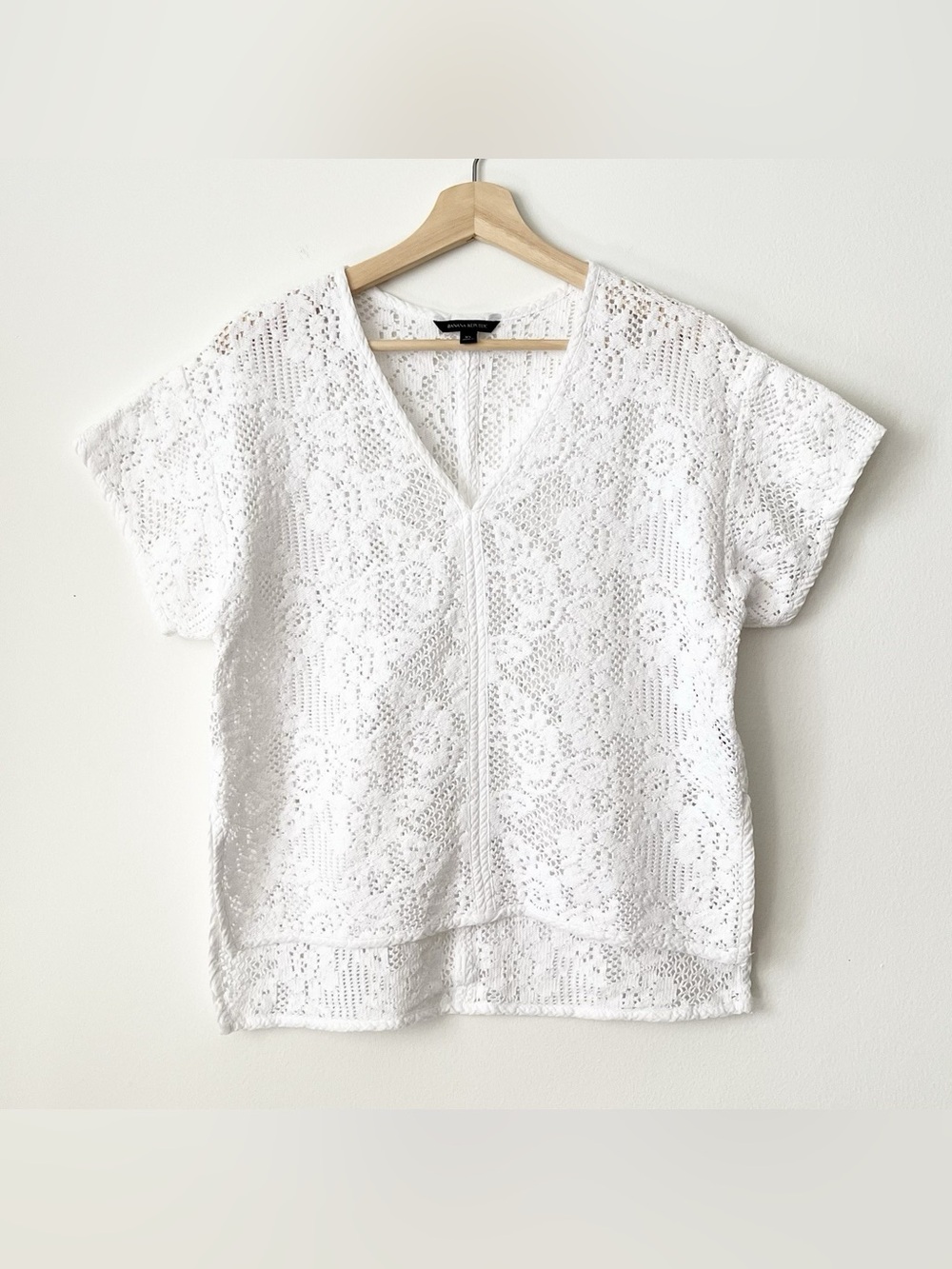 Banana Republic Women's White Crochet Lace Top XS V-Neck Boho Beachy Island